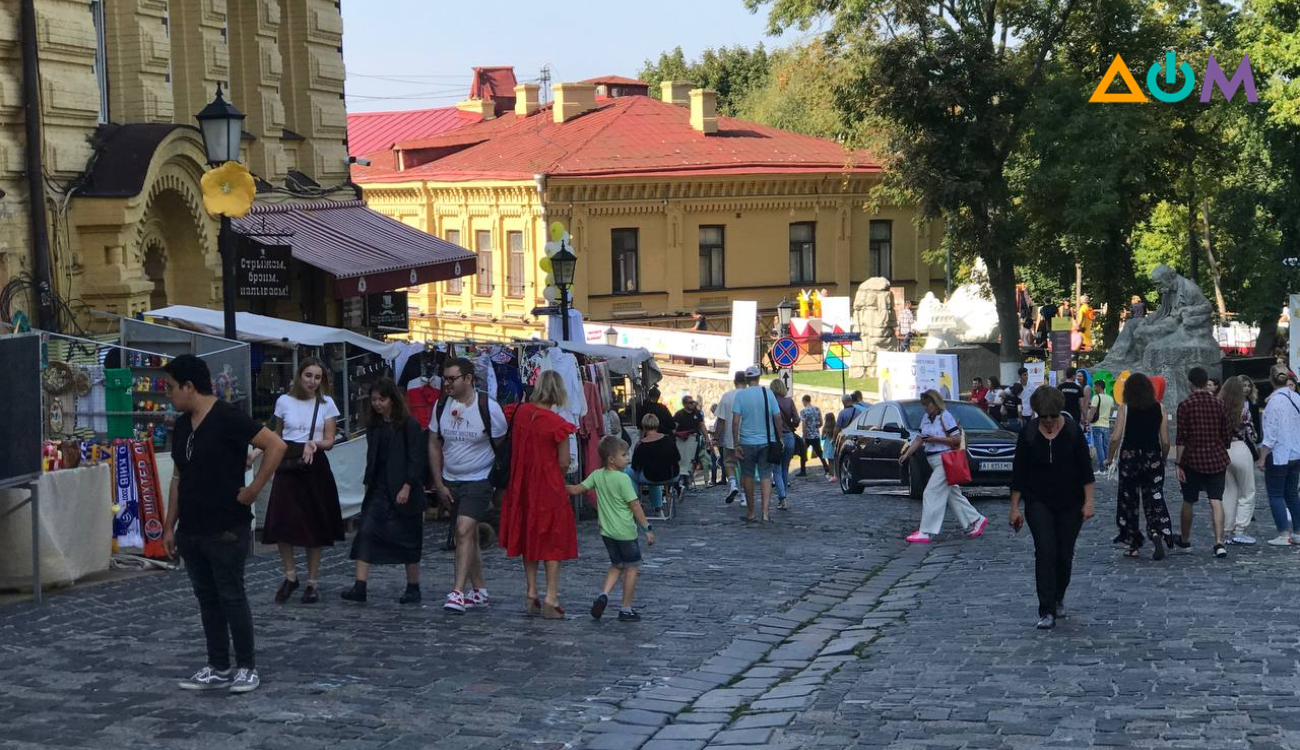 Атмосферный фестиваль прошел на Андреевском спуске в Киеве — как это было  (ВИДЕО) - Дім