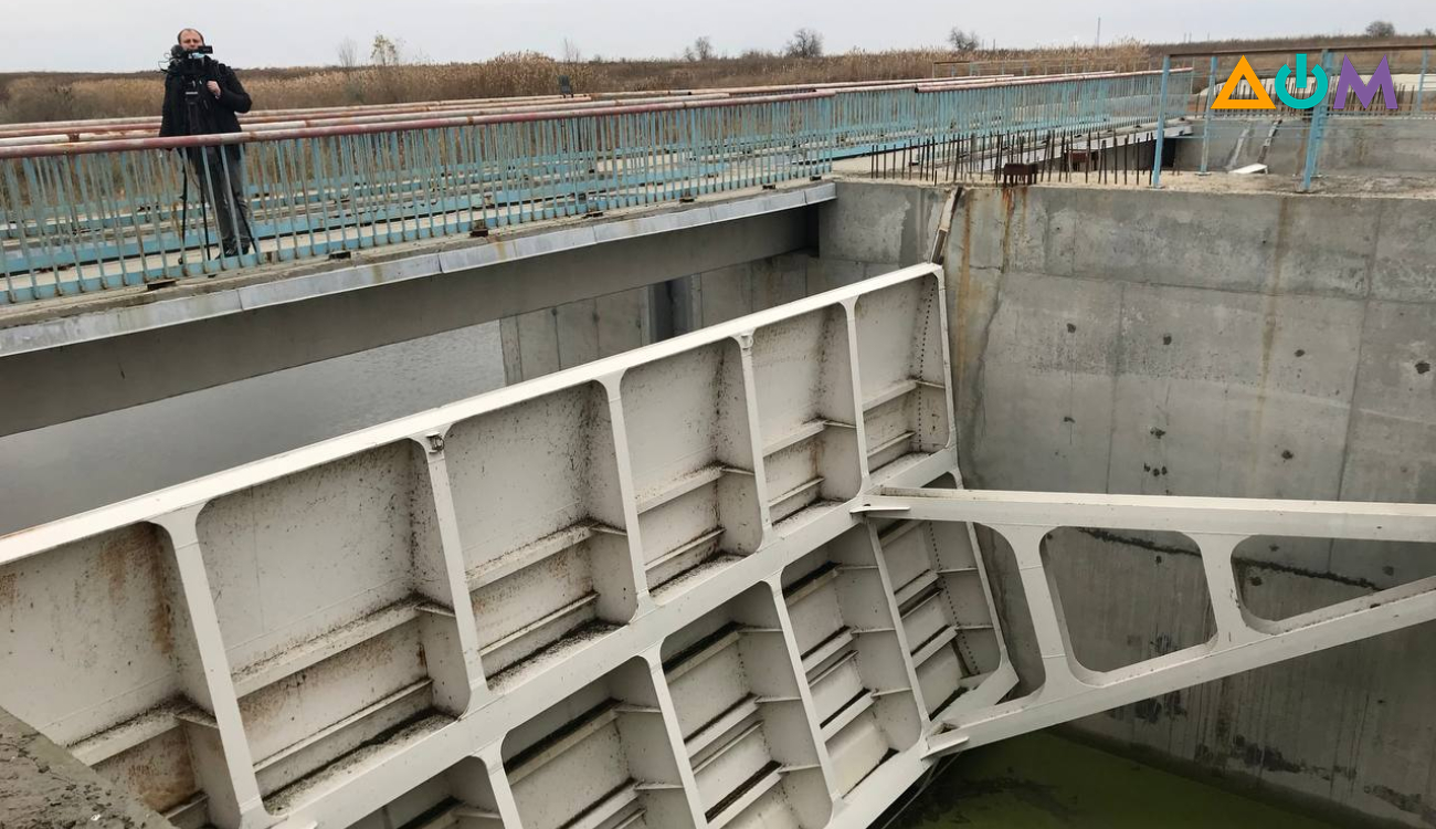 На Каховской ГЭС прорвало дамбу. Крым останется без воды?