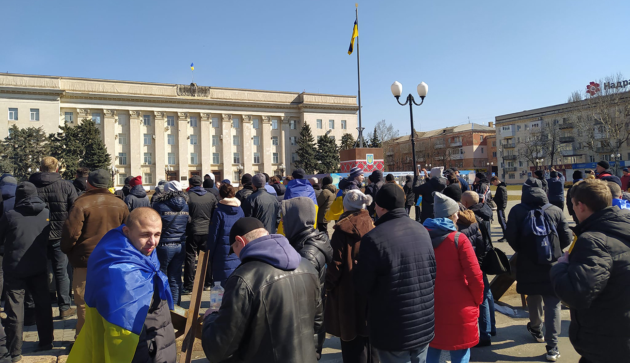 На херсоне сегодняшний день новости. Митинг. Митинг в Херсоне сейчас. Русские оккупанты митинг Херсон. Херсон сегодня.