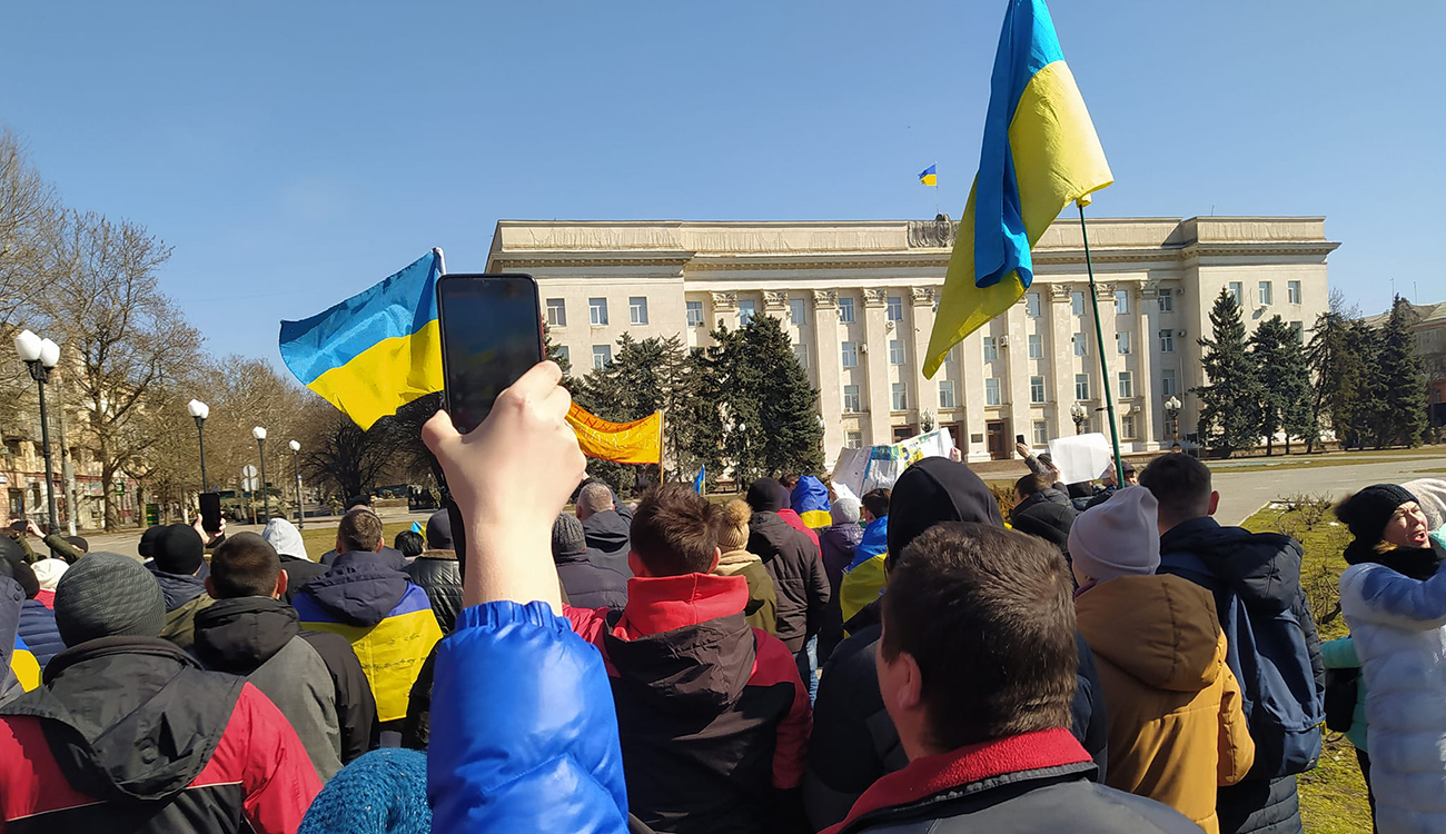 Херсон последние новости. Украинцы в Херсоне. Русский митинг в Херсоне. Митинг в Херсоне сейчас. Херсон флаг Украины.