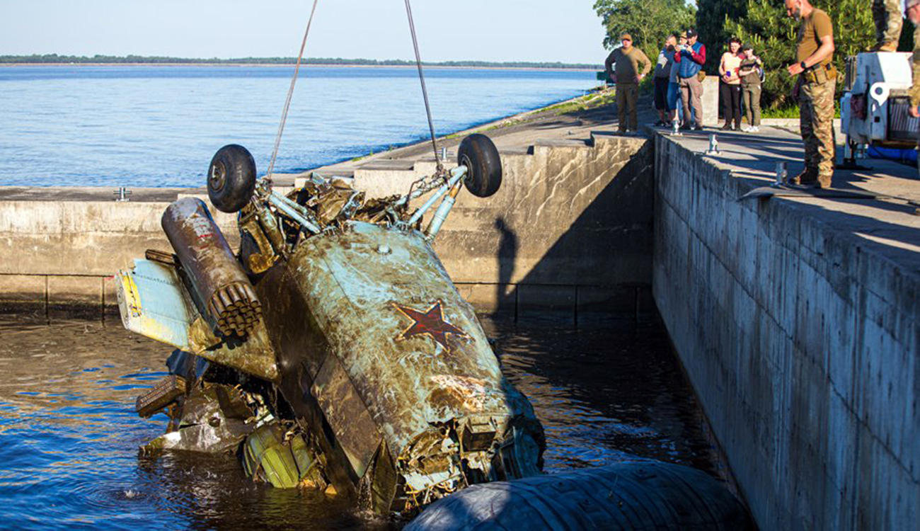 Достали со дна. Со дна Киевского водохранилища достают вертолет. Киевское море. Подняли вертолёт со дна Днепра. Ми 24 подняли с водохранилище.