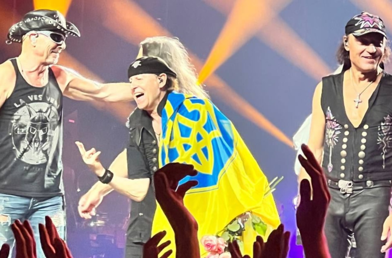 Группа Scorpions подняла флаг Украины на концерте в Берлине - Дім